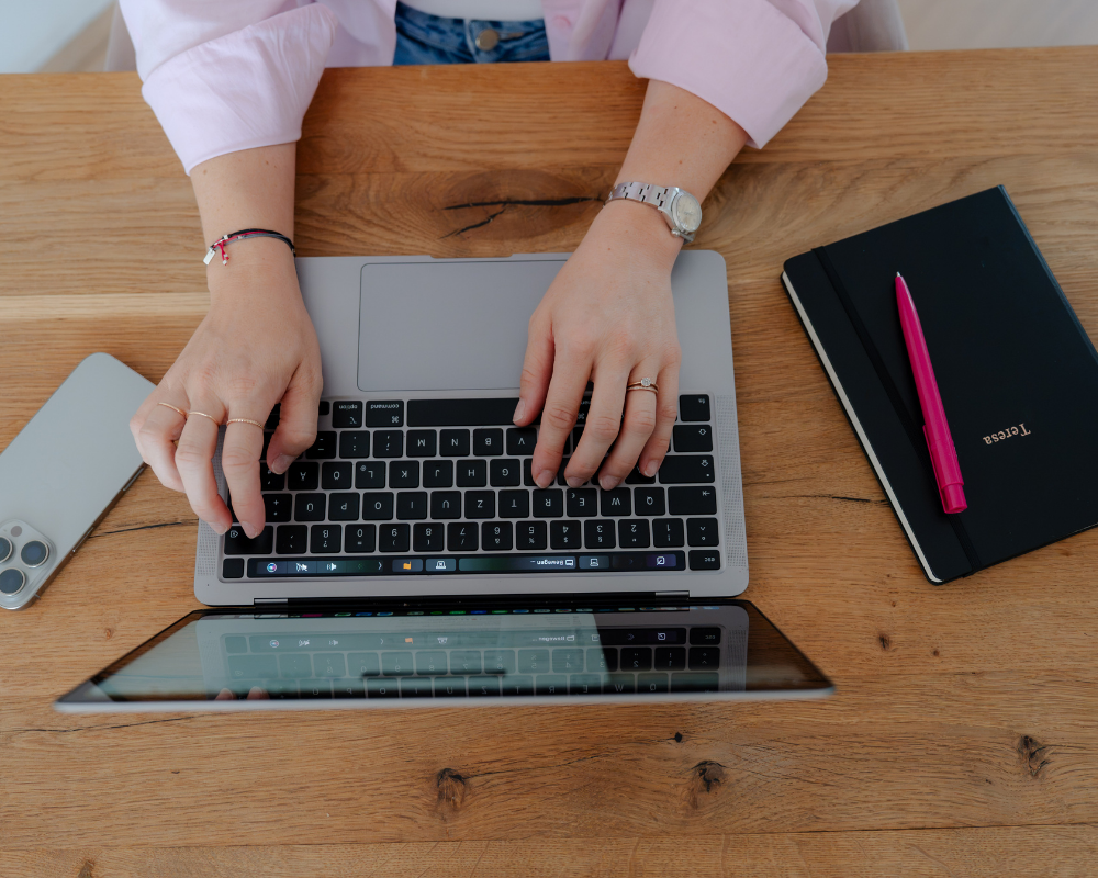 Tisch mit Laptop, handy und Schreibutensilien