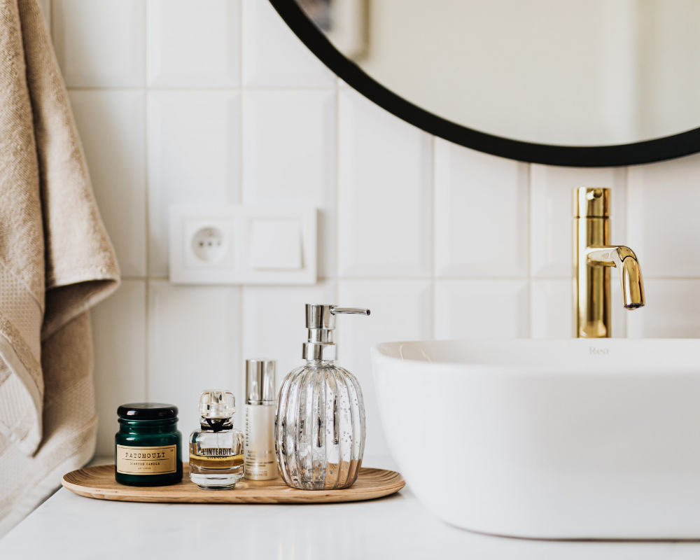 Weißes modernes Badezimmer