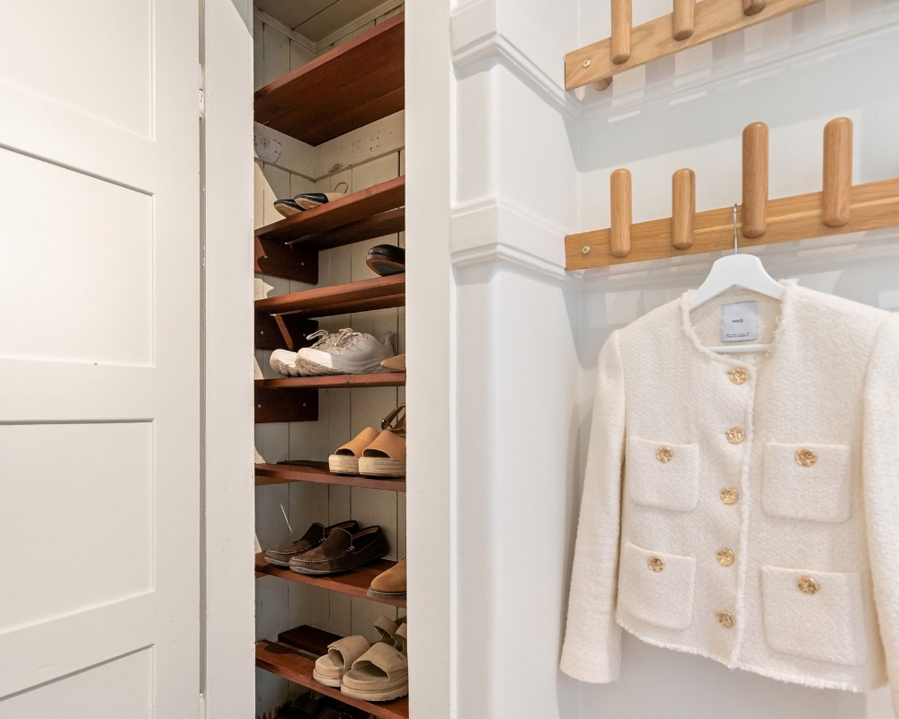 Vorzimmer mit Jacke und Schuhregal